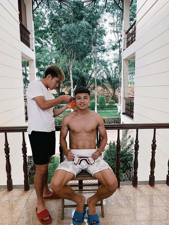 Đình Trọng để râu, Quế Ngọc Hải tóc dài như con gái giữa mùa dịch-6