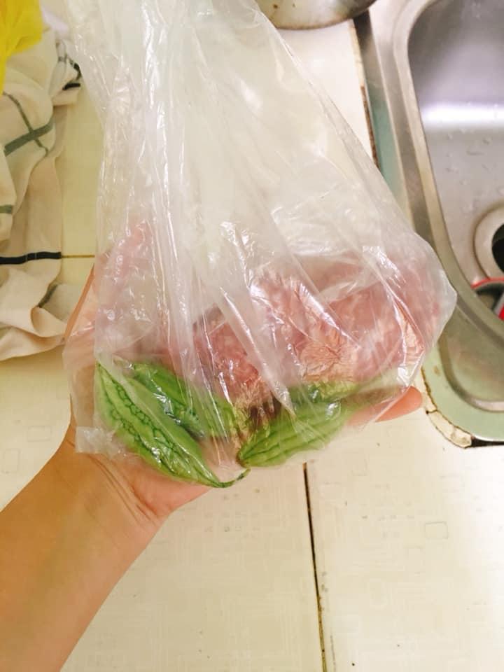 Chị ốm thèm ăn mướp đắng nhồi thịt, em trai hăm hở trổ tài đi chợ và cái kết khiến dân mạng cười té ghế-2