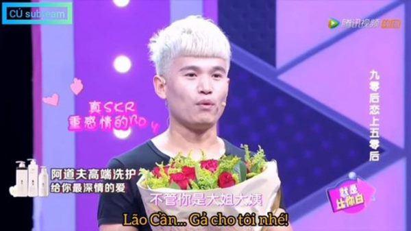 Chàng phi công 28 tuổi cầu hôn bà lão U60 ngay trên truyền hình khiến dân tình dậy sóng-1