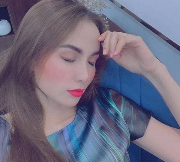 Gương mặt khác lạ của hoa hậu Diễm Hương. Cô suy tư: "Nhắm mắt lại và thu bao muộn phiền. Sáng mai rồi lại vững vàng bước lên", khép lại tin sao Việt.