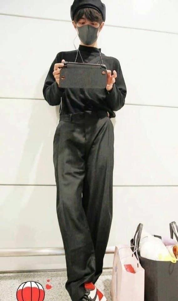 Ảnh đời thường chứng minh tỉ lệ cơ thể chuẩn không cần chỉnh của Tiêu Chiến-3