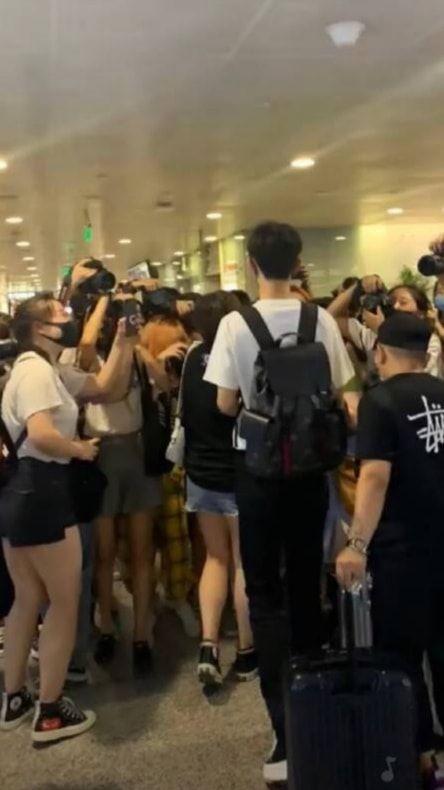 Ảnh đời thường chứng minh tỉ lệ cơ thể chuẩn không cần chỉnh của Tiêu Chiến-4