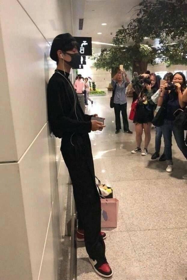 Ảnh đời thường chứng minh tỉ lệ cơ thể chuẩn không cần chỉnh của Tiêu Chiến-5