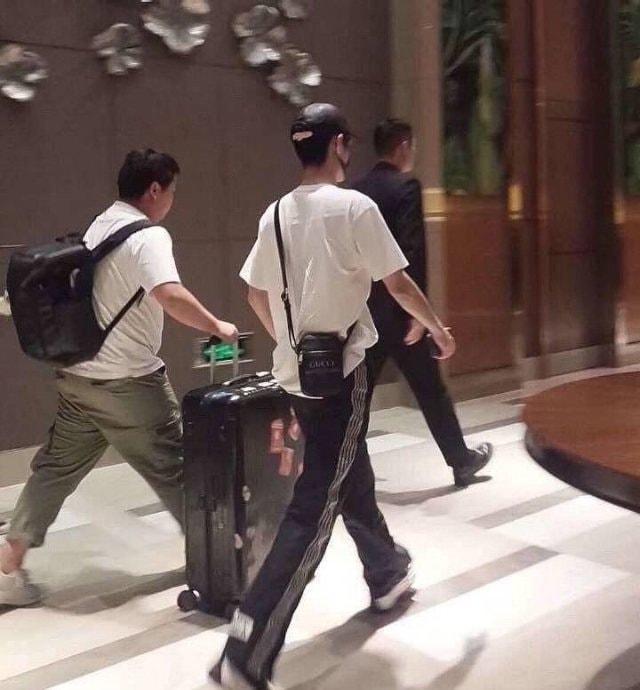 Ảnh đời thường chứng minh tỉ lệ cơ thể chuẩn không cần chỉnh của Tiêu Chiến-8