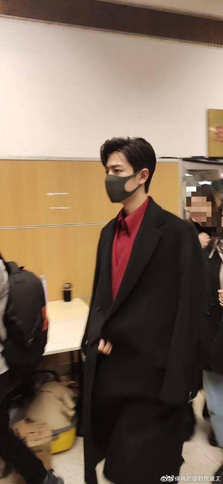 Ảnh đời thường chứng minh tỉ lệ cơ thể chuẩn không cần chỉnh của Tiêu Chiến-9