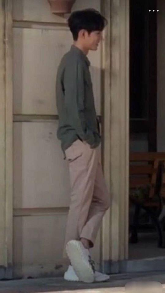 Ảnh đời thường chứng minh tỉ lệ cơ thể chuẩn không cần chỉnh của Tiêu Chiến-10