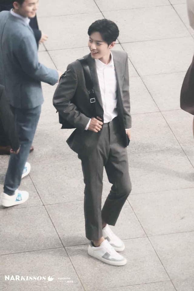 Ảnh đời thường chứng minh tỉ lệ cơ thể chuẩn không cần chỉnh của Tiêu Chiến-11