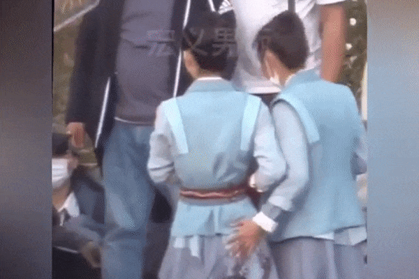 Triệu Lệ Dĩnh bị diễn viên đóng thế sàm sỡ vòng 3 trên phim trường Hữu Phỉ-1