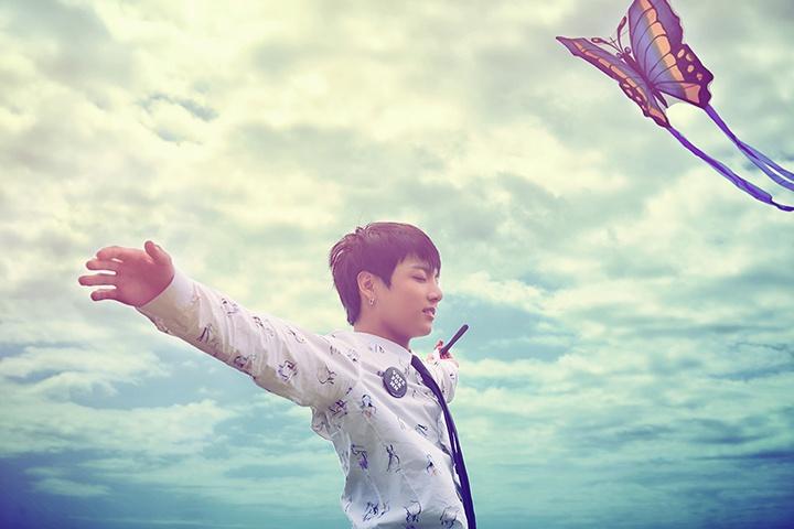 Butterfly (BTS): Khi trình diễn Butterfly, các thành viên BTS đã dùng đôi tay linh hoạt, thể hiện vũ đạo hình cánh bướm biểu diễn ca khúc này. Sân khấu cho Butterfly của BTS lúc nào cũng lung linh, bay bổng, mang đến cảm giác thoải mái, nhẹ nhàng như những cánh bướm tự do bay lượn trên bầu trời.