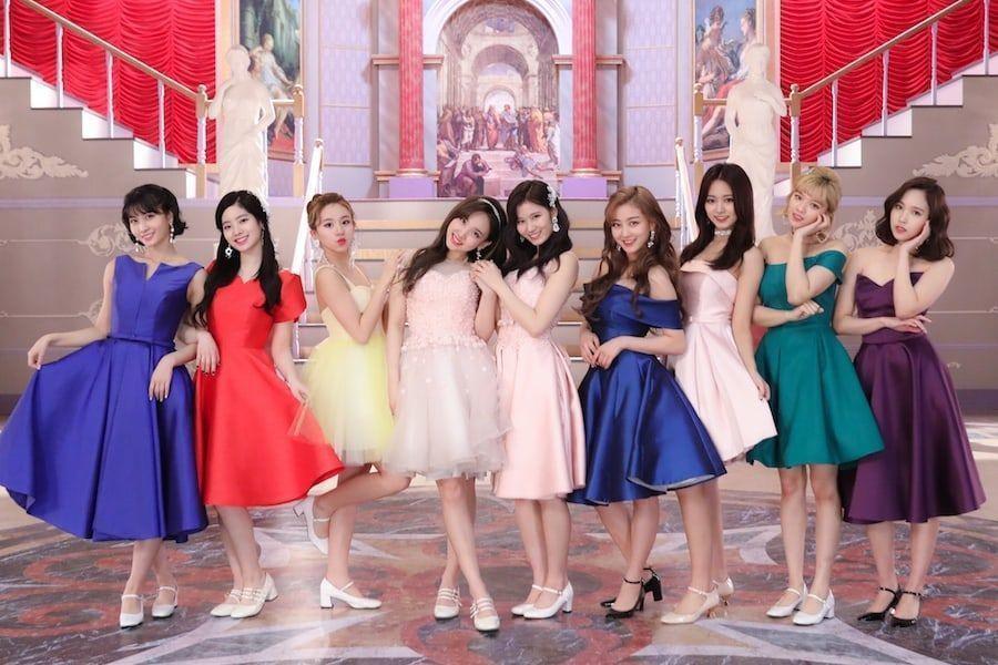What is Love (TWICE): Trong What is Love, động tác di chuyển ngón tay vẽ thành dấu chấm hỏi khi kết thúc phân đoạn hát "What Is Love?" của TWICE trở thành hiện tượng gây sốt ngay khi ca khúc này ra mắt. Với sự sáng tạo độc đáo, TWICE ngày càng ghi điểm trước công chúng vì độ tâm huyết và đầu tư trong mỗi sản phẩm.