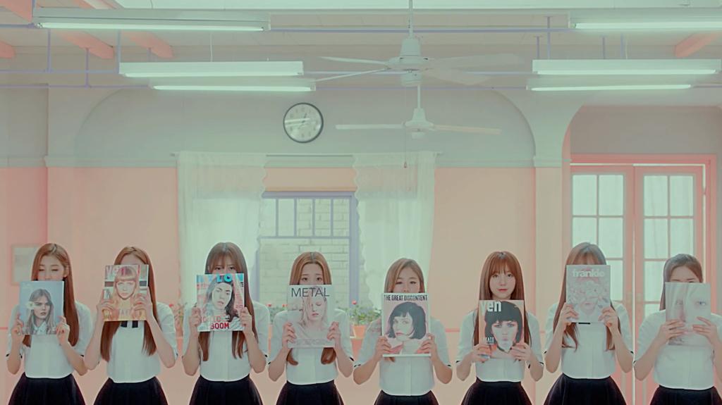 Ah-Choo (Lovelyz): Ah-Choo sở hữu phần vũ đạo "hắt xì hơi" theo đúng tên bài hát rất đáng yêu. Các cô gái Lovelyz chứng minh cho khán giả thấy rằng một động tác hắt xì hơi đơn thuần cũng có thể trở nên dễ thương và phá cách thông qua sự sáng tạo trong âm nhạc.