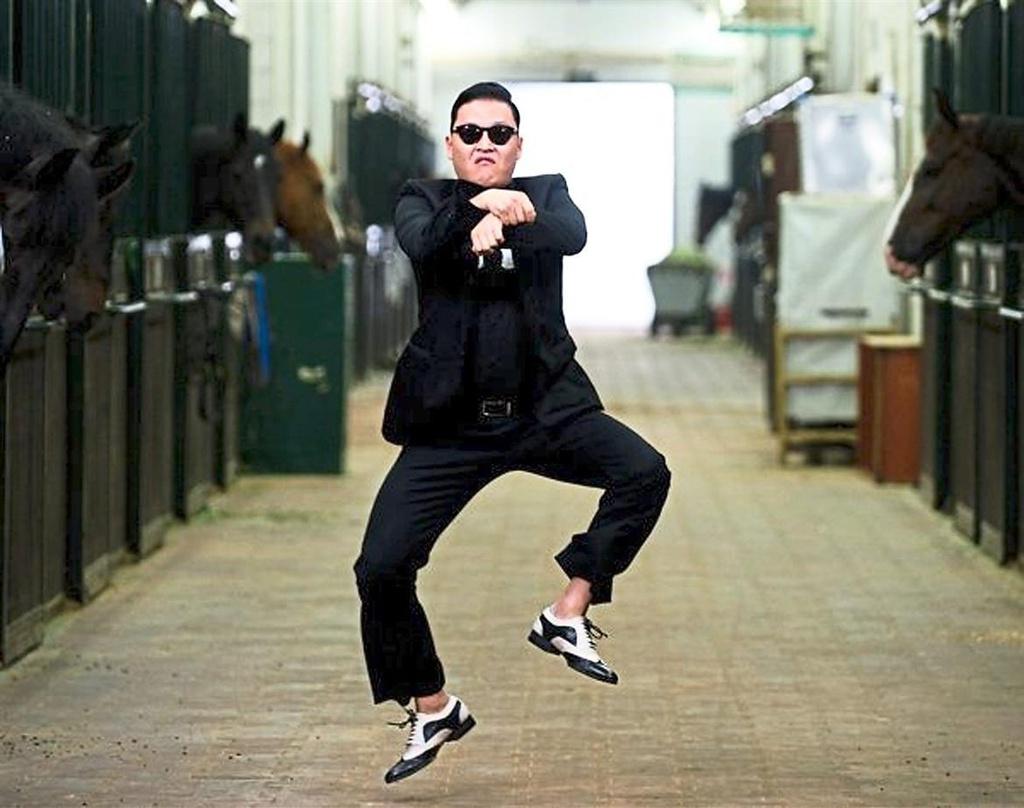 Gangnam Style (PSY): Điệu nhảy ngựa trong Gangnam Style gây sốt toàn thế giới vì ý nghĩa đằng sau của nó. PSY giống như một gã quê mùa. Hành động của anh trong clip cũng không có sự tao nhã, quý phái của dân thượng lưu, thậm chí có phần bình dân, thô tục. Tuy nhiên, anh liên tục vỗ ngực tự xưng "Anh có phong cách Gangnam", nhằm châm biếm lối sống phô trương của những kẻ quen tiệc tùng, xa hoa ở tầng lớp nhà giàu Gangnam lúc bấy giờ.