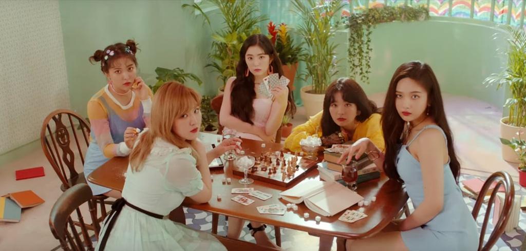 #Coockie Jar (Red Velvet): Ca khúc Nhật tiến của Red Velvet ghi điểm nhờ hình ảnh đẹp và vũ đạo bắt mắt. Động tác miêu tả việc cho bàn tay vào hộp bánh ngọt khi ca từ với nội dung tương tự xuất hiện trong bài hát làm nhiều khán giả phải xuýt xoa vì đáng yêu.