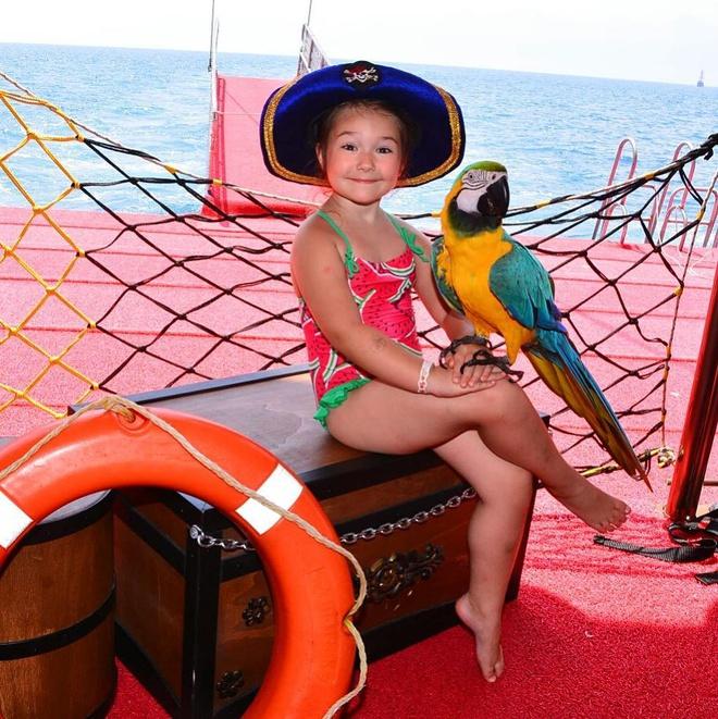 Nhiều năm qua, Bella gắn với các biệt danh “thiên tài nhí”, “thần đồng ngôn ngữ”. Tuy nhiên, trong bài phỏng vấn với SBS vào năm ngoái, chị Yulia Devyatkina - mẹ của Bella - không nghĩ con gái mình là thần đồng. Trên cương vị là một cô giáo tiếng Anh, chị cho rằng các kỹ năng ngôn ngữ của Bella đến từ việc học tập với các phương pháp phù hợp. Ảnh: Instagram NV.