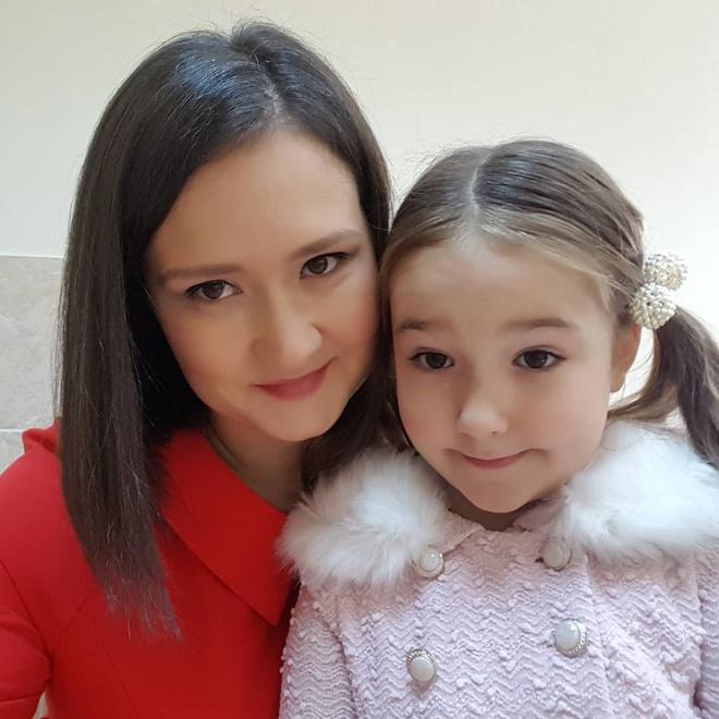 Nói về phương pháp dạy ngôn ngữ cho Bella, chị Yulia cho hay gia đình luôn chọn giáo viên biết tạo hứng khởi cho con trong khi học. Bản thân Bella chưa bao giờ có khái niệm học ngôn ngữ theo kiểu truyền thống. Cô bé được tiếp xúc với ngôn ngữ mới từ chính các hoạt động thú vị như hát, kịch, trượt ván, chơi xích đu, làm bánh, nấu ăn. Ảnh: Instagram NV.