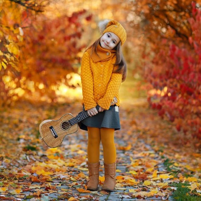 Năm 3 tuổi, Bella được học tiếng Tây Ban Nha. Vài tháng sau đó, cô bé học thêm tiếng Đức và 2 tháng sau nữa lại học tiếng Ả Rập. Tròn 4 tuổi, Bella đã có khả năng giao tiếp bằng 7 thứ tiếng. Ngoài ra, cô bé còn có hiểu biết nhất định về một số vấn đề thế giới, lịch sử hay chủ đề lấy từ bách khoa toàn thư dành cho trẻ em. Ảnh: Instagram NV.