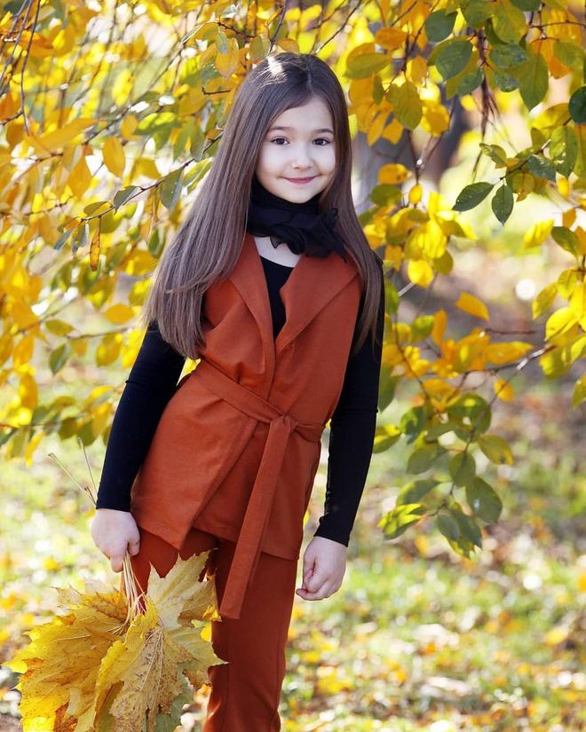 Riêng tiếng Italy là lựa chọn của Bella. Trong một lần đi du lịch cùng gia đình, cô bé gặp gỡ và trò chuyện với các bạn nhỏ đến từ nhiều quốc gia khác nhau. Bella có thể nói chuyện với tất cả, trừ em nhỏ tới từ Italy. Ngay khi trở về nhà, cô bé đã đòi tải ứng dụng học tiếng Italy xuống máy tính và tự xem phim hoạt hình bằng ngôn ngữ này để tự học. Thấy con say mê, bố mẹ Bella thuê gia sư tiếng Italy cho con. Ảnh: Instagram NV.