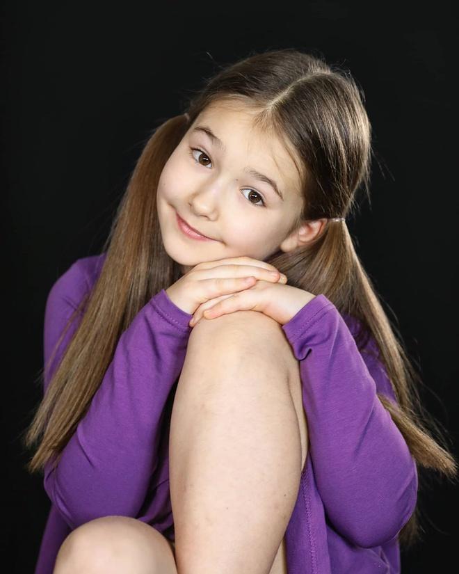 Hiện Bella đã bước sang tuổi thứ 7 và đi học tiểu học. Ngoài đường nét gương mặt vẫn giữ được vẻ dễ thương, cô bé nuôi tóc dài và ngày càng cao lớn. Mẹ Bella tiết lộ mục tiêu tiếp theo của cô bé là tiếng Nhật. Ảnh: Instagram NV.