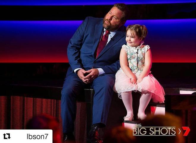 Nhờ khả năng ngôn ngữ vượt trội, tên tuổi của Bella nhanh chóng được biết đến trên toàn thế giới. Cô bé liên tục được mời xuất hiện tại các chương trình truyền hình của Mỹ, Australia, Trung Quốc, Hà Lan, trong đó nổi tiếng nhất là "Little Big Shots" Australia. Đi đến đâu, Bella cũng khiến người lớn phải khâm phục vì vốn từ ngữ và cách phát âm chuẩn các thứ tiếng. Ảnh: Instagram NV.