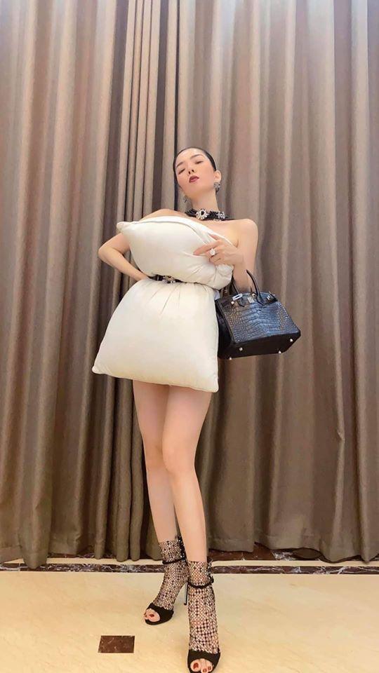 Lệ Quyên đu trend lấy váy làm gối muộn nhưng bộ phụ kiện giá bằng cả căn biệt thự thì vô đối-3