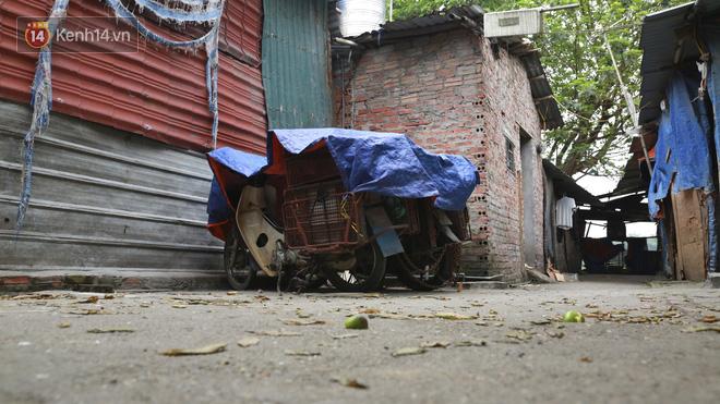 Nỗi niềm những người lao động nghèo chơi vơi giữa Hà Nội vì đại dịch Covid-19: Sống nhờ gạo cứu trợ, cá ươn đi xin-2