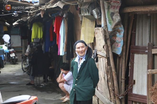 Nỗi niềm những người lao động nghèo chơi vơi giữa Hà Nội vì đại dịch Covid-19: Sống nhờ gạo cứu trợ, cá ươn đi xin-3