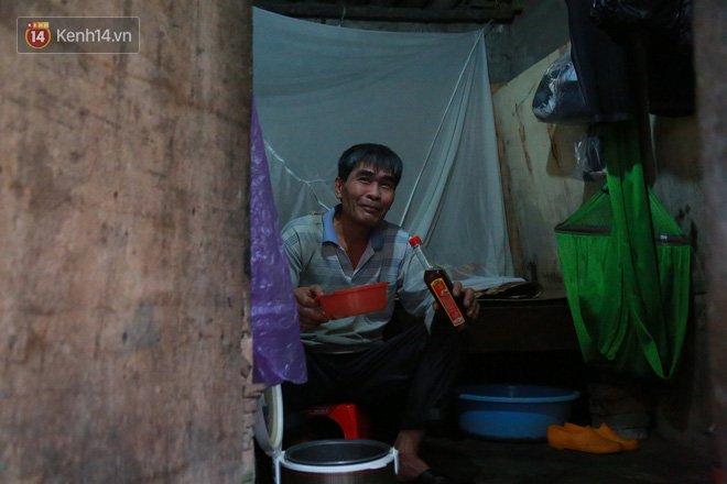 Nỗi niềm những người lao động nghèo chơi vơi giữa Hà Nội vì đại dịch Covid-19: Sống nhờ gạo cứu trợ, cá ươn đi xin-6