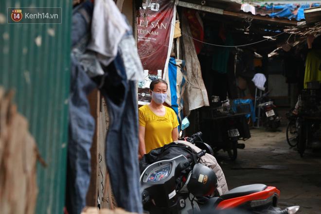 Nỗi niềm những người lao động nghèo chơi vơi giữa Hà Nội vì đại dịch Covid-19: Sống nhờ gạo cứu trợ, cá ươn đi xin-8