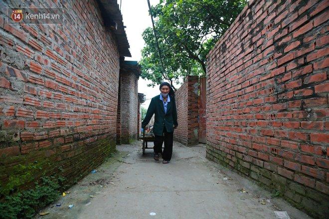 Nỗi niềm những người lao động nghèo chơi vơi giữa Hà Nội vì đại dịch Covid-19: Sống nhờ gạo cứu trợ, cá ươn đi xin-9