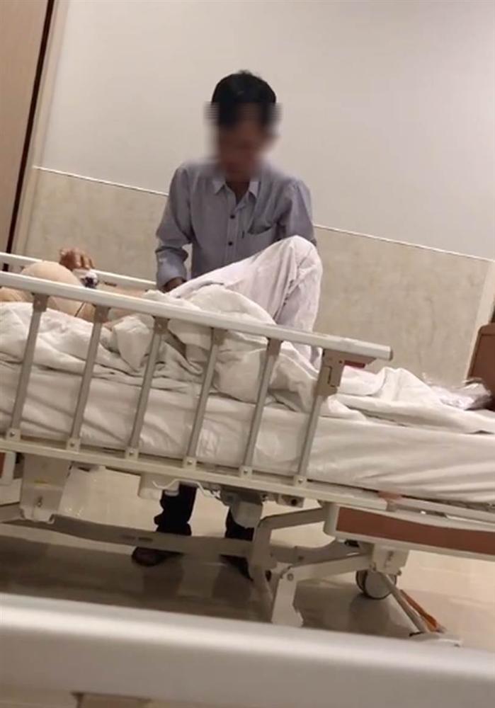 Khoảnh khắc người chồng giản dị ân cần chăm sóc vợ sau cuộc đại phẫu chỉnh sửa vòng 1 khiến chị em cực kỳ xúc động-2