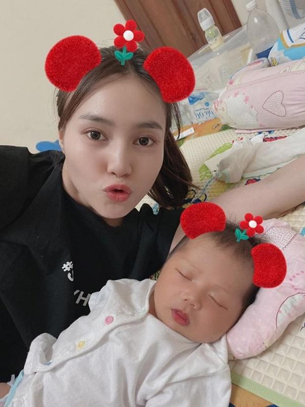 Mở đầu tin sao Việt là hình ảnh Ninh Dương Lan Ngọc chụp cùng với em bé sơ sinh. Điều khiến mọi người chú ý là dòng chia sẻ của cô: "Nhìn sao tui cũng trẻ hơn bạn nha". Dường như gặp bất cứ ai thì Lan Ngọc cũng tranh giành phần trẻ trung về mình.