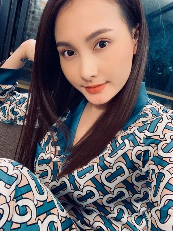 Vừa đọc kịch bản vừa chụp ảnh, Bảo Thanh viết: "Trăm năm trong cõi người ta. Việc thú vị nhất chính là ... like ảnh em Thư. Được hôm em Thư rap nguyên 3 trang kịch bản".