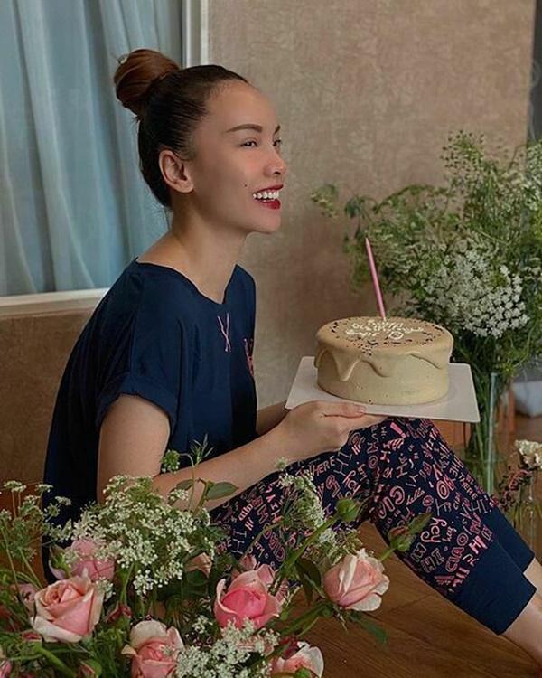 Yến Trang đón sinh nhật đáng nhớ vào mùa dịch: "Không ăn diện mà chỉ pijama ở nhà với bánh và hoa. Em phải luôn hạnh phúc và luôn vui em nhé".