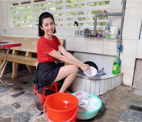 Thúy Ngân về quê phải rửa bát đũa không khác gì một bà nội trợ.
