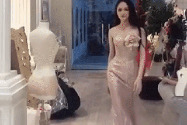 Nữ giảng viên lớn tuổi vẫn diện váy áo sành điệu mỗi khi lên lớp-8