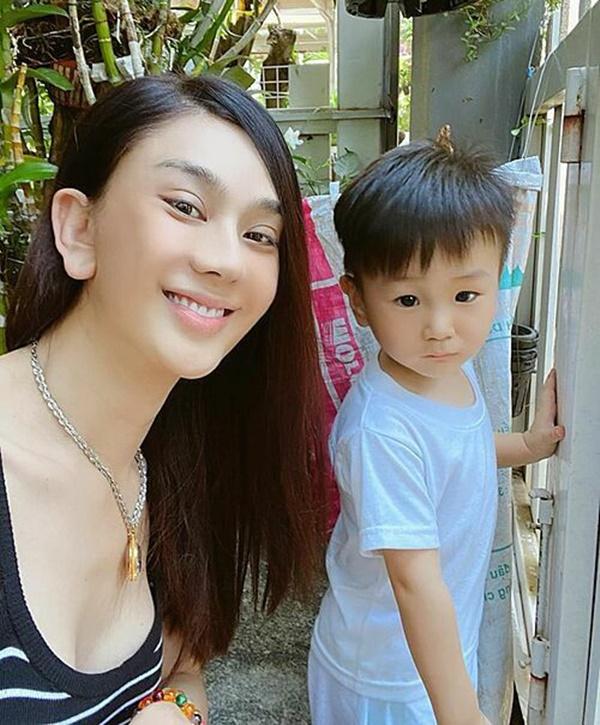 Lâm Khánh Chi cùng con trai về nhà ngoại tránh dịch, khép lại tin sao Việt.