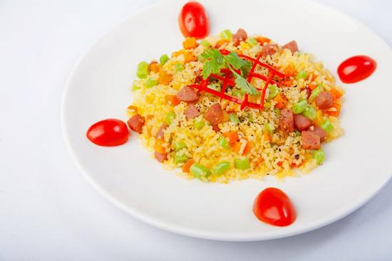 Cách làm và trình bày cơm rang trứng ngon, đẹp mắt