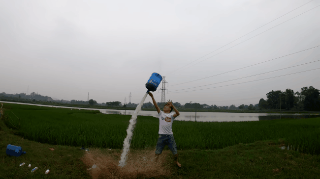 Hướng dẫn làm tên lửa nước, con trai bà Tân Vlog bị mắng sấp mặt vì cách làm quá nguy hiểm-3