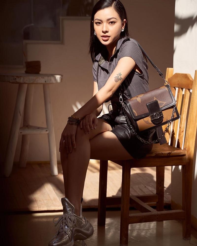 Sam diện áo xuyên thấu - Thiều Bảo Trâm bất ngờ phô diễn vòng 1 phổng phao-10