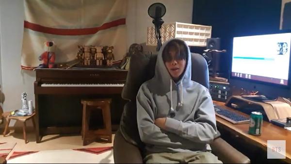 Ở nhà tránh dịch không lo chán: RM cho biết BTS sẽ livestream mỗi tuần, nhóm đang sản xuất album mới-4