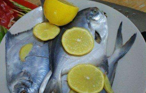 Không cần dùng giấm hay rượu khử tanh, chỉ cần rút sợi này khi mổ cá sẽ hết mùi-4