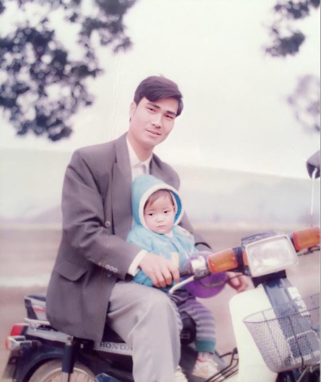 2 bức ảnh với khoảng cách 25 năm khiến tất cả trầm trồ: Nhan sắc của người đàn ông đã bị thời gian bỏ quên?-2