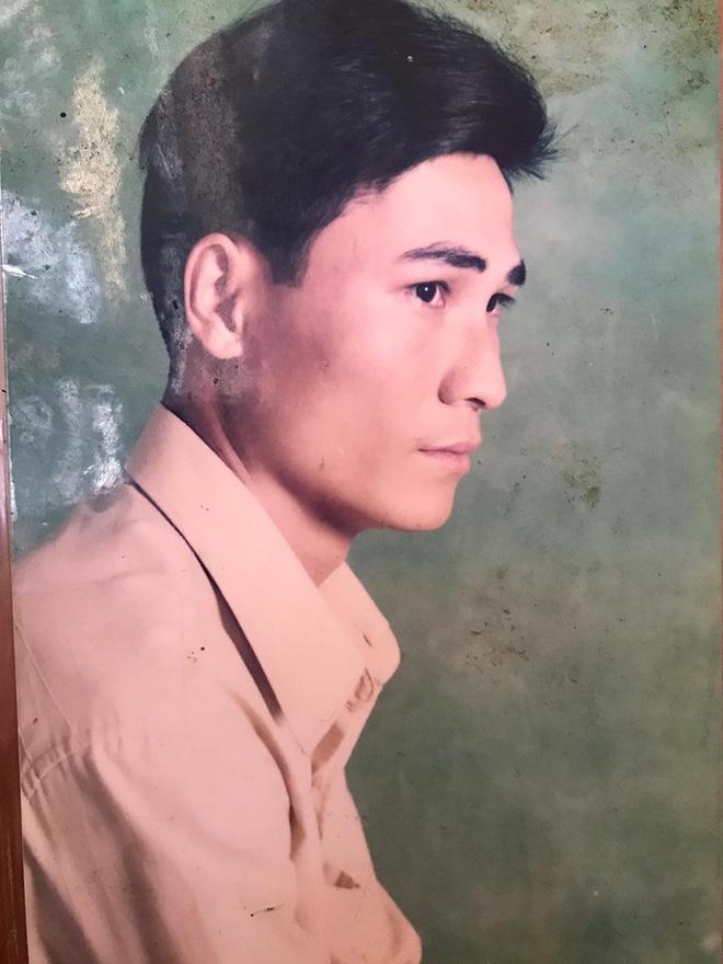 2 bức ảnh với khoảng cách 25 năm khiến tất cả trầm trồ: Nhan sắc của người đàn ông đã bị thời gian bỏ quên?-4