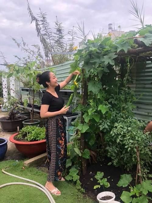 Không chỉ hợp diện ra ngoài, áo phông được nhiều sao Việt mặc ở nhà để giấu dáng kém thon-1