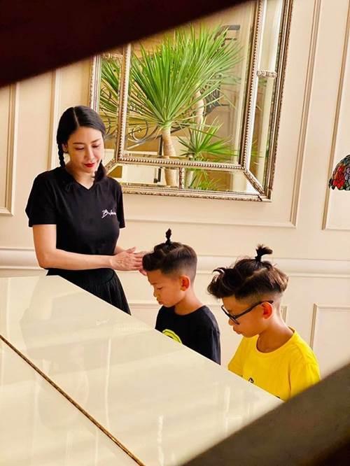 Không chỉ hợp diện ra ngoài, áo phông được nhiều sao Việt mặc ở nhà để giấu dáng kém thon-2