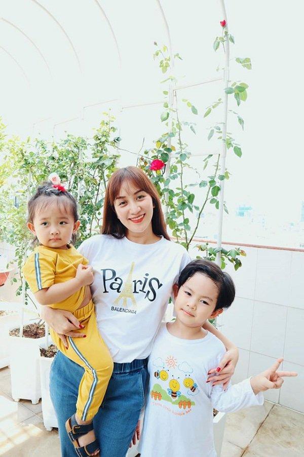 Không chỉ hợp diện ra ngoài, áo phông được nhiều sao Việt mặc ở nhà để giấu dáng kém thon-5