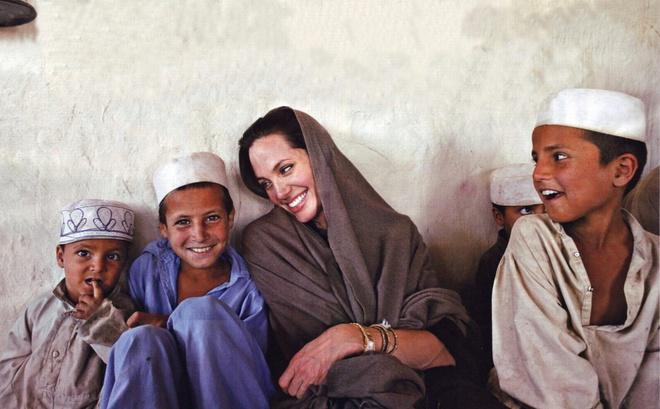 Why is Angelina Jolie the world's gold standard of beauty? -6