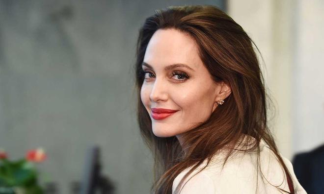 Why is Angelina Jolie the world's gold standard of beauty? -10