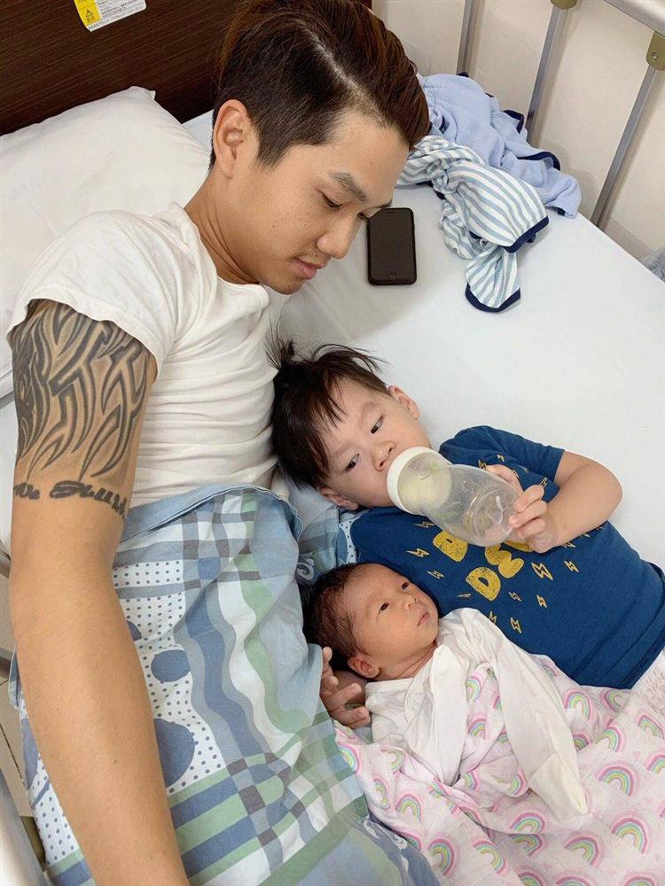 Giữa phòng phụ sản đông người, chồng làm việc nhạy cảm cho vợ khiến dân tình đỏ mặt xấu hổ-5