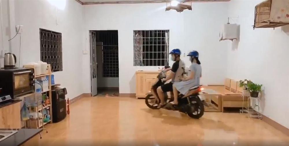 Khi vợ con đòi đi chơi mà vẫn đang trong thời gian cách ly, đây là cách ông chồng bá đạo mua vui-1